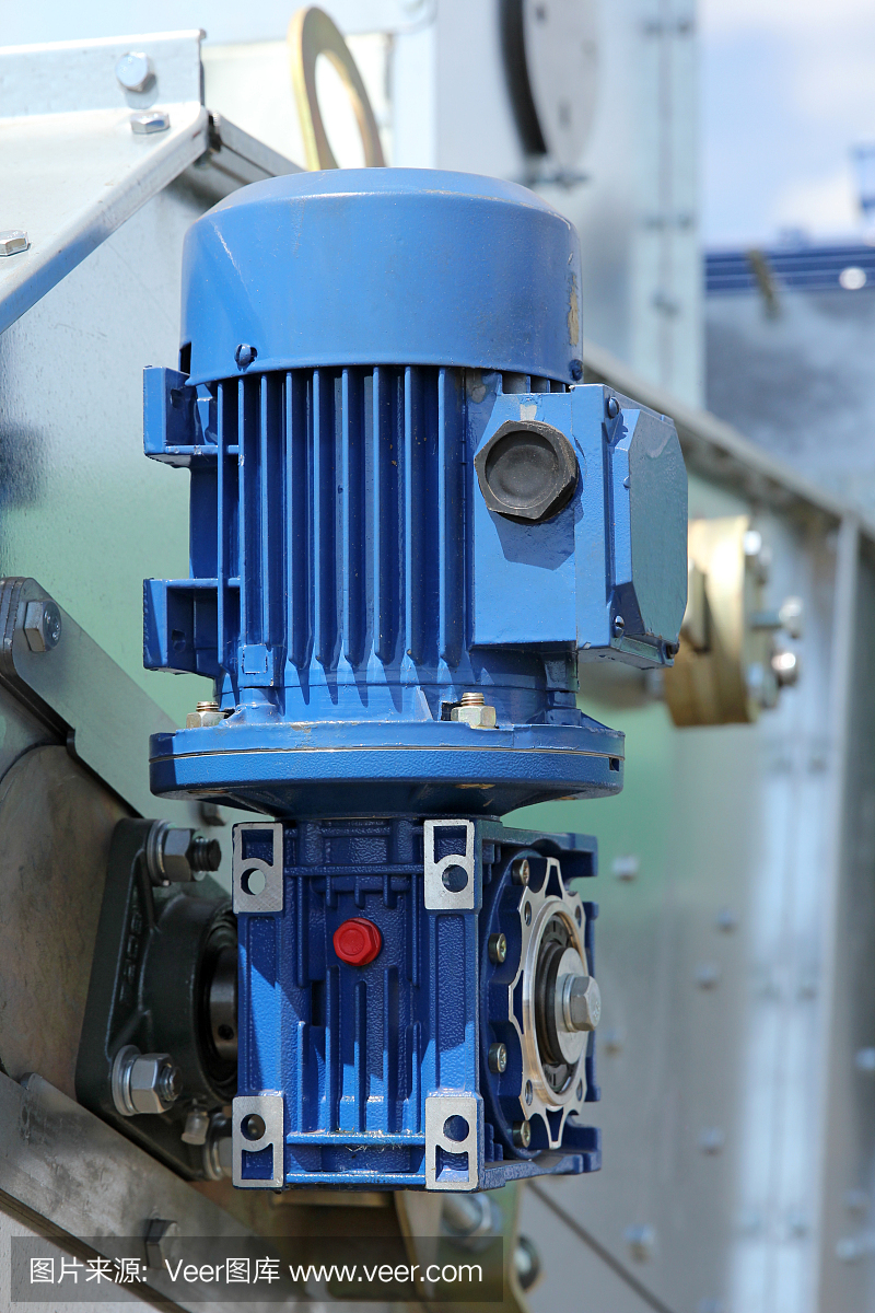 蓝色大功率电机用于现代工业设备